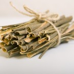 Kůra vrby obsahuje fenolový glykosid salicin a dále třísloviny, flavonoidy, pryskyřice, soli kyseliny šťavelové a další látky