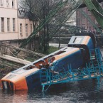 Souprava visuté dráhy se při nehodě v roce 1999 zřítila do řeky Wupper