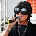 Jiří Korn nestárne. Jeho oblečení je stále dostatečně extravagantní, zvláště na koncertech