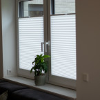 Plisse žaluzie řeší pohledy z ulice bez zbytečného zatmění