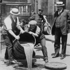 Prohibice byla většinou spíš ke škodě než k užitku. V USA vylévali alkohol do kanálů