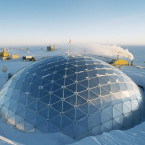 Exteriér geodetické kupole, který pokrývá základní budovy na americké stanici Amundsen-Scott. Pomáhá mapovat nejen okolí