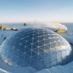 Exteriér geodetické kupole, který pokrývá základní budovy na americké stanici Amundsen-Scott. Pomáhá mapovat nejen okolí