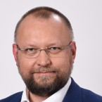 Od roku 2000 se Jan Bartošek živil jako terapeut v Terapeutické komunitě Podcestný mlýn u Dačic, kde se věnoval práci s pacienty trpícími závislostí na návykových látkách