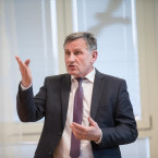 Jiří Čunek volá po plošném zákazu mobilů v celém kraji, nejradši i v Česku
