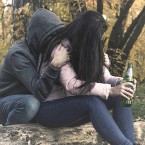 Pár se tak dlouho opíjel, až to žena odnesla smrtí. Muž ji bodl do břicha, ale lékaře zavolat zakázal