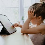Stačí každý den pár hodin ve škole a doma nad úkoly nebo ve volném čase. Skoliózy se děti zbaví jen při drobných odchylkách, při vážnějších potížích budou muset po zbytek života rehabilitovat 
