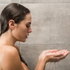 Při každém sprchování spotřebujeme až 80 litrů vody. To u dospělého člověka odpovídá přibližně třítýdennímu doporučenému příjmu vody
