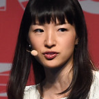 Marie Kondo a její metoda KonMari: jde o to, abyste se obklopili pouze předměty, které mají pro vás skutečnou hodnotu, jsou funkční nebo vám přinášejí radost