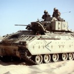 Vozidlo M2A1 Bradley. Tyto zbraňové prostředky dodávají USA Ukrajině