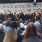 Na shromáždění na Albertově vystoupili zástupci vysokých škol i bývalí studentští vůdci