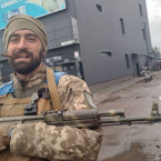 Válka na Ukrajině pokračuje. Na snímku je vyobrazen voják v ukrajinském městě Vovčansk