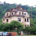 Univerzita se bývalý squat snažila získat několikrát. Nejblíže k tomu měla v roce 2010