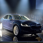 Místo oslav teď automobilky dočasně zastavují výrobu