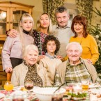 Anička zažije letos asi ty nejbláznivější Vánoce v životě. Hledání ztraceného Miloška na klidu rodině určitě nepřidá, i když Knoblochovi jsou zvyklí na ledacos