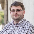 Jan Jakob je ženatý a vychovává čtyři děti. K jeho zálibám patří zahradničení, vaření a uzení domácích specialit