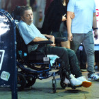 Tim Curry je k nepoznání. Od roku 2012 je připoután k invalidnímu vozíku