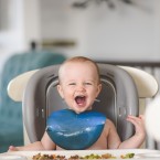 Děti potřebují pro zdravý vývoj vyvážený příjem všech nutrientů. Nedostatek bílkovin se může projevit jako chronické onemocnění nebo problémy s neprospíváním 