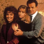 Ve Twin Peaks je nalezena brutálně zavražděná Laura Palmer. Vyšetřovatelé zjišťují, že všechno může být jinak...