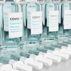 O tom, že je vakcína AstraZeneca bezpečná, se dočtete jen málo. Jaký to rozdíl oproti situaci, kdy měla údajně zabíjet