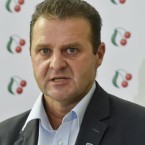 Poslanec se utrhl ze řetězu