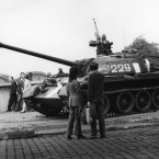 Sovětský tank v Československu. Obyvatelé napadené země nevěřili 21. srpna 1968, že je přišel okupovat vlastní spojenec