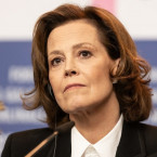 Sigourney Weaver se proslavila zejména filmy Vetřelci a Avatar. Vyhnula se úspěšně škatulce sci-fi herečky a hrála i v jiných dílech. Bohužel na úkor rodiny