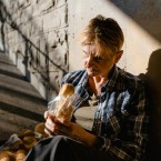 Ženy, které jsou obětí domácího násilí, zvolí často bytovou alternativu jako např. azylové domy, noclehárny, krizová centra apod. 