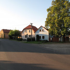 Náves obce Klučov, kde vystoupil z vlaku opilý Gančarčík a zavraždil 3 ženy.
