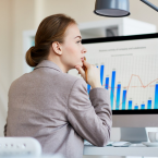 Sestavení investičního portfolia vyžaduje pečlivý výběr aktiv podle míry akceptovaného rizika a očekávané návratnosti. Diverzifikace je v tomto procesu klíčová, protože pomáhá omezit potenciální ztráty a zároveň umožňuje dosáhnout odpovídajícího zisku.