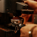 Vodní kámen je tichá, ale nejčastější příčina poruch kávovarů. Usazuje se ve veškerých komponentech