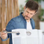 Důležitá je i šířka garnýže. Neměla by končit přesně na hraně okna, ale ideálně přesahovat na obě strany