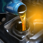 Motor kromě benzínu nebo nafty potřebuje ještě něco, co není tolik vidět, ale je stejně důležité – motorový olej. Bez něj by se žádné auto dlouho nerozjelo.