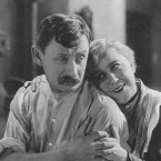 ilm Anton Špelec ostrostřelec z roku 1932 je jedním z nejznámějších v Burianově tvorbě. Jeho nadčasové komediální herectví tak obdivujeme dodnes. Na smínku je král komiků spolu s Růženou Šlemrovou.