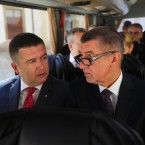 „Andy, buď kámoš, aspoň jednou,“ žadonil Jan. „Mlč už, nebo půjdeš za Prymulou,“ odsekl rázně Andrej. „Promiň, šéfe!“