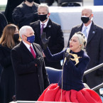 Lady Gaga přišla zazpívat hymnu v šatech od francouzské značky Schiaparelli, kterou ovšem vede Texasan