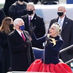 Lady Gaga přišla zazpívat hymnu v šatech od francouzské značky Schiaparelli, kterou ovšem vede Texasan