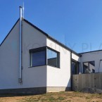 Levnějším a jednodušším řešením je nerezový komín vedený po fasádě