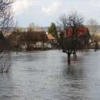 Voda na silnici, na zahradě, v domě - když se příroda rozhodne bojovat, člověk příliš šancí nemá