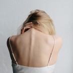 Bolesti zad často způsobuje sedavý typ zaměstnání, zejména pokud pracujeme z domova