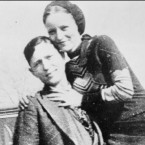 Skuteční i filmoví Bonnie a Clyde skončili neslavně. Jejich život ukončilo 130 střel z policejních zbraní