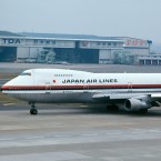 Boeing 747 JA8119, který havaroval, vyfocený rok před nehodou. Právě v tomto stroji zahynulo 520 lidí