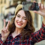Selfíčka foťte spíš zeshora, obličej pak vypadá štíhlejší