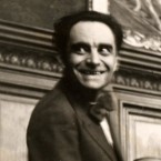 Sériový vrah Dr. Marcel Petiot byl prohlášen za šílence. Během svého soudu, kde byl obviněn z desítek vražd, se usmíval od ucha k uchu