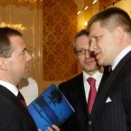 Robert Fico razí proruský kurz a v případě svého vítězství v podzimních předčasných volbách by stočil zahraničně-politické kormidlo směrem na Východ. Na snímku s tehdejším ruským prezidentem Dmitrijem Medveděvem