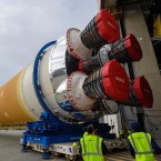 Motorová sekce při převozu do Stennis Space Centre