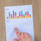 Pro investování do akcií potřebujete tzv. brokera, tedy službu, která vám obchody zprostředkuje