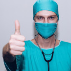 Z pacientů s kolchicinem nezemřel během studie nikdo, zatímco z příjemců placeba dva lidé