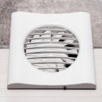 Pokud je v interiéru vyšší vlhkost vzduchu, může vést ke vzniku plísní. Řešením je ventilátor