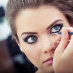 Silná černá linka nám může nejen přidat několik let navíc, ale také nám opticky zmenšit oči